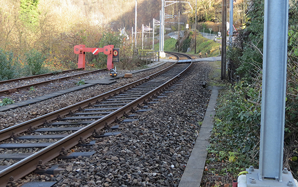 Ein roter Prellbock markiert das Ende der noch nicht ausgebauten zweiten Spur.